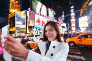 turista feliz da mulher em new york times square 44985272